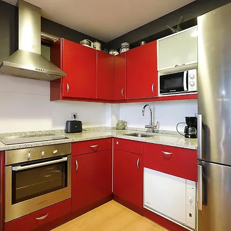 Bright 2 Bedrooms And 2 Bathrooms, Balcony And Views 公寓
