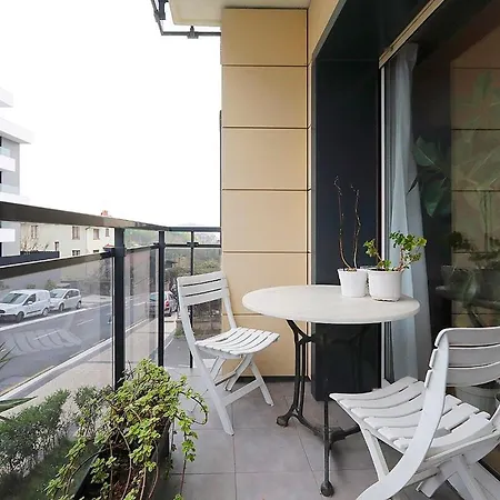 Bright 2 Bedrooms And 2 Bathrooms, Balcony And Views 公寓